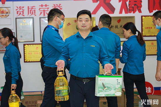 月圓人團(tuán)圓,中秋好禮祝團(tuán)圓!火爆網(wǎng)為員工發(fā)放中秋節(jié)福利! 月圓人團(tuán)圓,中秋好禮祝團(tuán)圓!火爆網(wǎng)為員工發(fā)放中秋節(jié)福利!