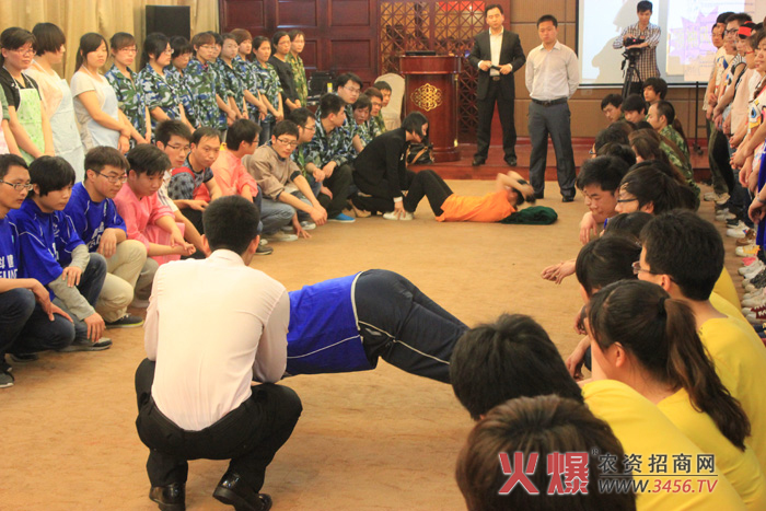 風(fēng)采項目做俯臥撐